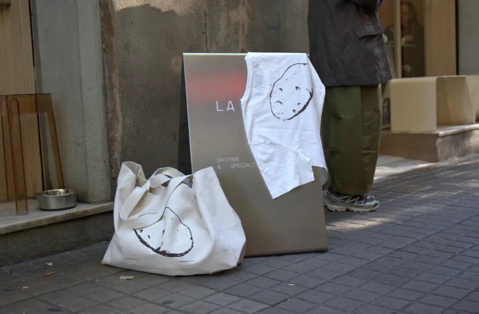 La Papaの店先に置かれたショップサイン