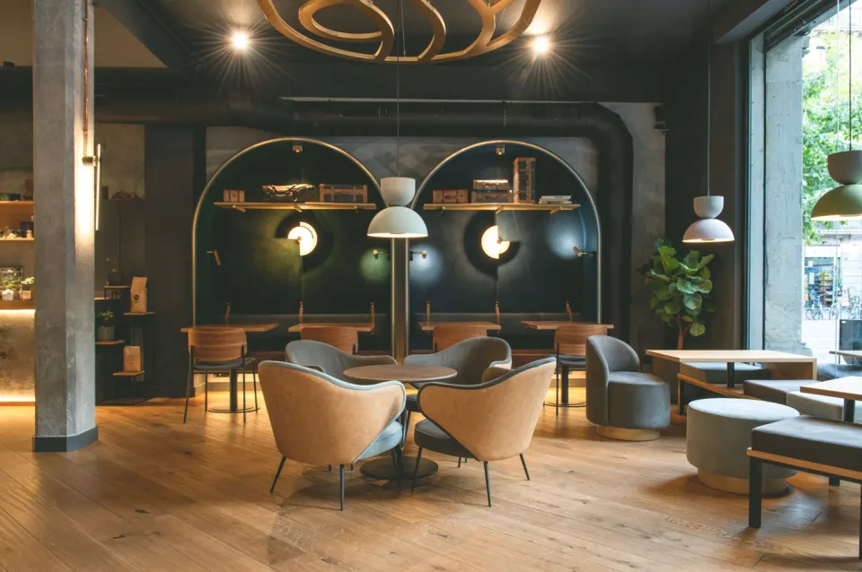 SAGA Coffee Storiesの落ち着いた店内